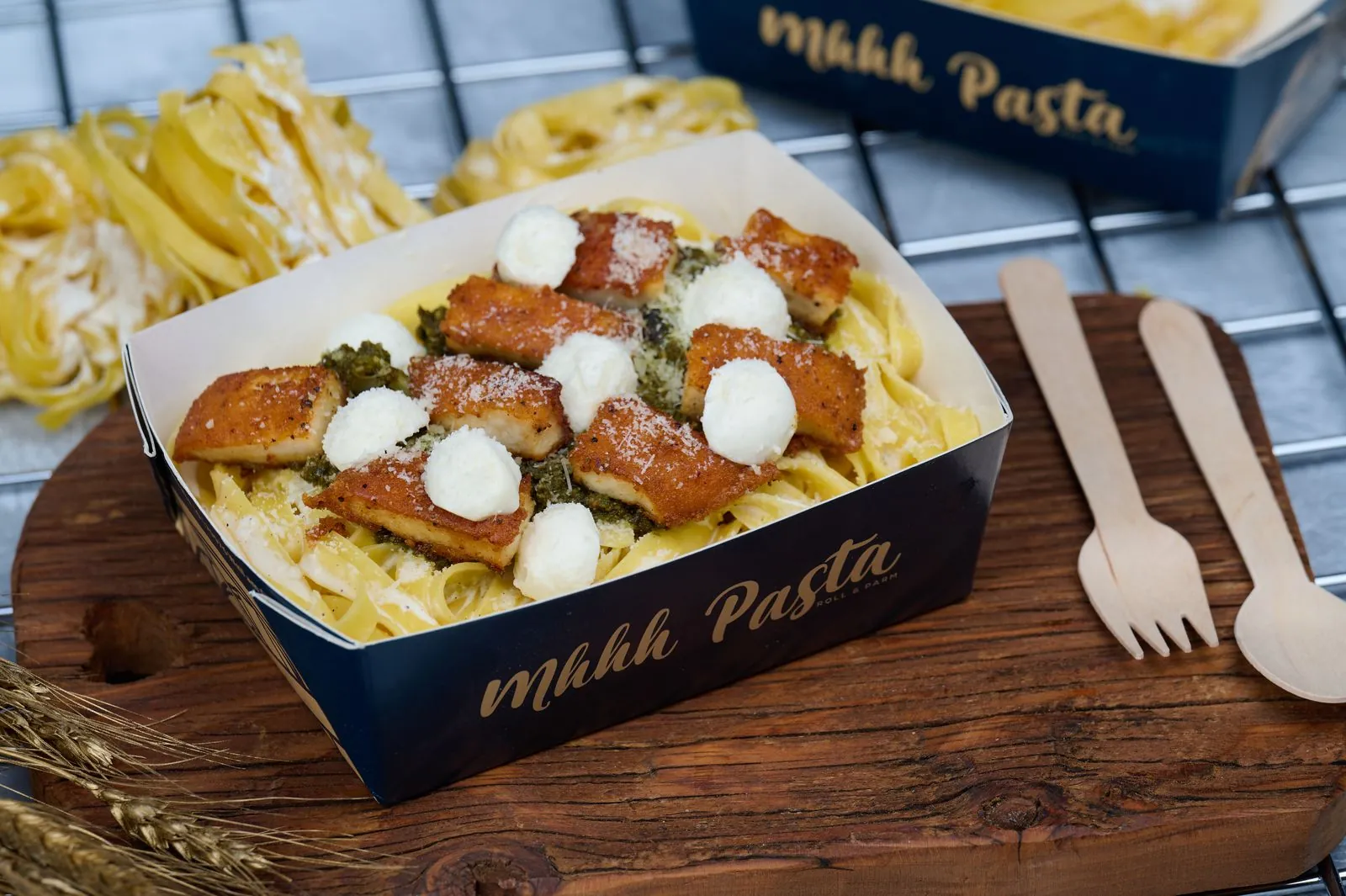 Pasta mit Chicken, Baby-Mozzarella und Pesto